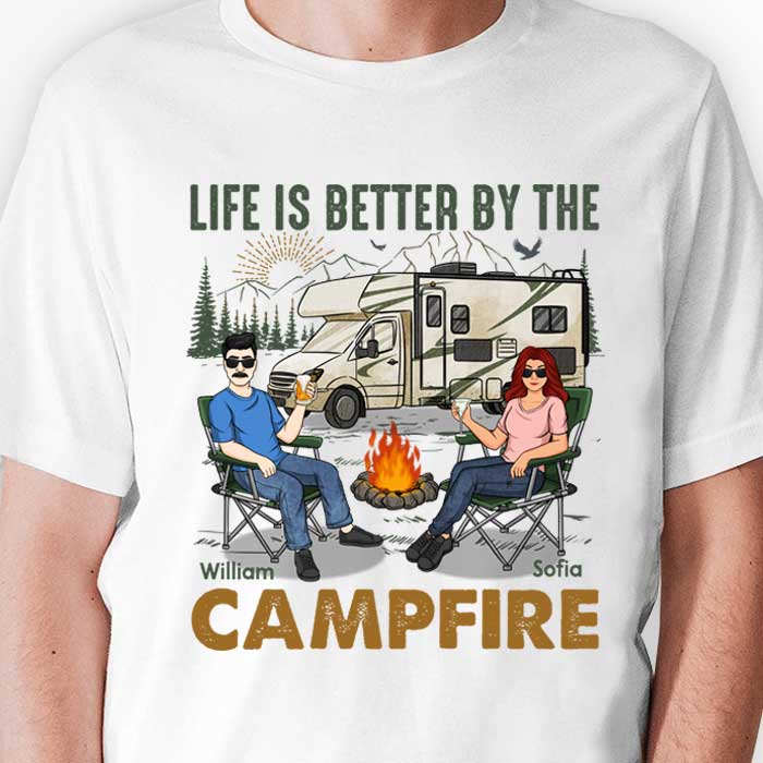 La vie est meilleure au coin du feu - T-shirt unisexe personnalisé, sweat à capuche, sweat-shirt - Cadeau pour couple, mari, femme, anniversaire, fiançailles, mariage, mariage, cadeau de camping