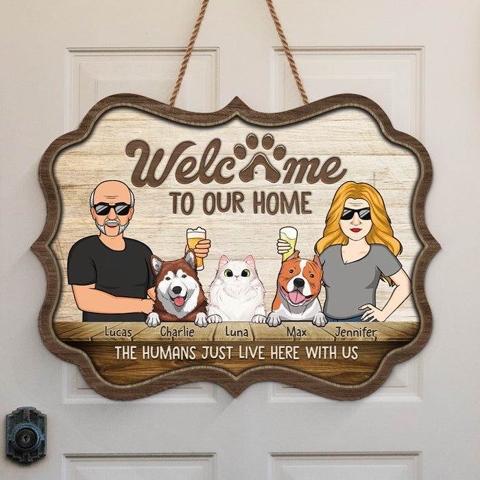 Bonjour, bienvenue chez nous ! Panneau en bois personnalisé en forme de Benelux pour chien et chat – Cadeau de pendaison de crémaillère pour propriétaires et amoureux des animaux.