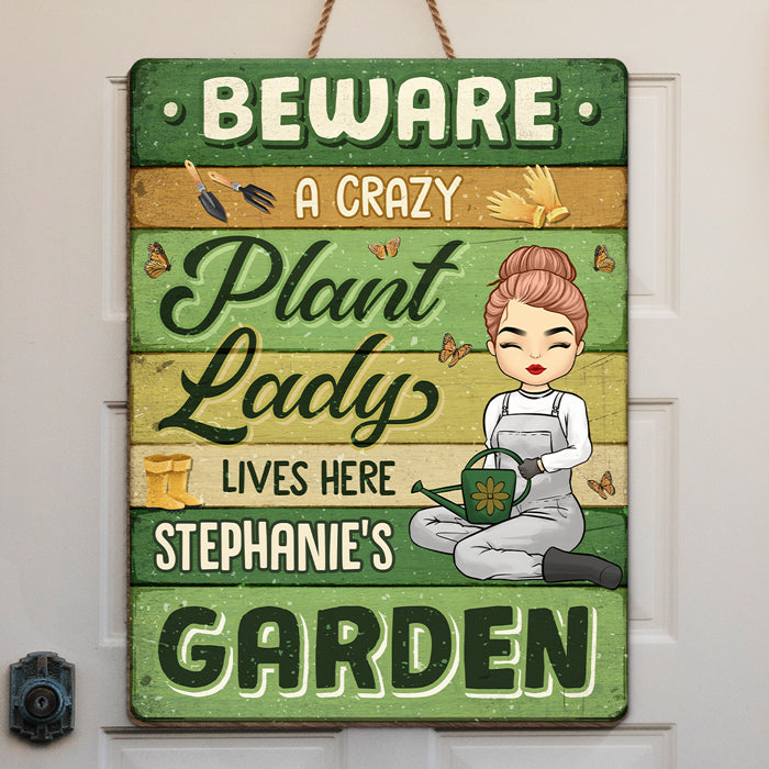 Une folle aux plantes vit ici - Panneau rectangulaire en bois personnalisé pour décoration de jardin - Cadeau de pendaison de crémaillère pour les amateurs de jardinage