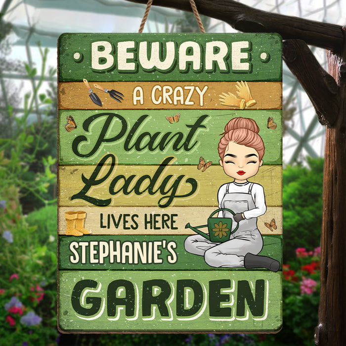 Une folle aux plantes vit ici - Panneau rectangulaire en bois personnalisé pour décoration de jardin - Cadeau de pendaison de crémaillère pour les amateurs de jardinage