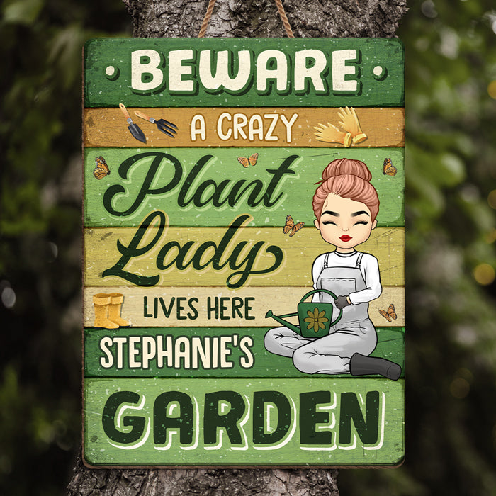 Une folle aux plantes vit ici - Panneau rectangulaire en bois personnalisé pour décoration de jardin - Cadeau de pendaison de crémaillère pour les amateurs de jardinage