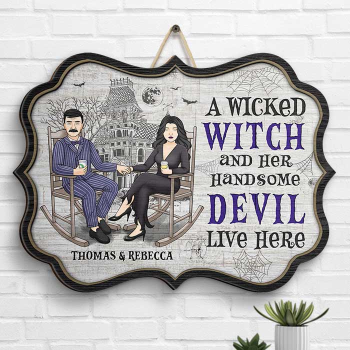Une sorcière maléfique et un beau diable vivent ici - Panneau en bois personnalisé en forme de sorcière - Cadeau pour couple, mari et femme, cadeau d'Halloween