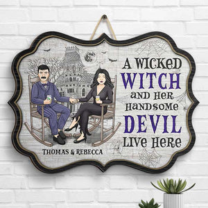 Une sorcière maléfique et un beau diable vivent ici - Panneau en bois personnalisé en forme de sorcière - Cadeau pour couple, mari et femme, cadeau d'Halloween