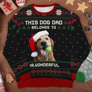 Ce papa chien appartient à - Sweat-shirt de Noël unisexe personnalisé, sweat-shirt en laine, sweat-shirt imprimé intégral - Télécharger une image, cadeau pour les amoureux des chiens, amoureux des animaux, cadeau de Noël