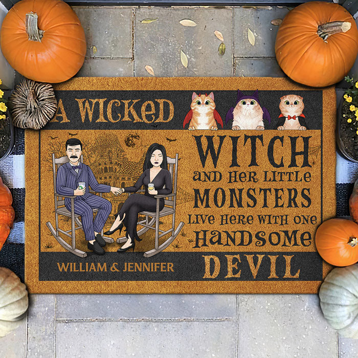Une méchante sorcière et ses petits monstres vivent ici avec un beau diable - Tapis décoratif personnalisé - Cadeau pour couple, mari et femme, cadeau pour les amoureux des animaux, cadeau d'Halloween
