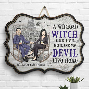 Une sorcière maléfique et un beau diable vivent ici - Panneau en bois personnalisé en forme de sorcière - Cadeau pour couple, mari et femme, cadeau d'Halloween