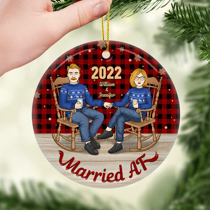 Mari et femme mariés - Décoration de Noël ronde personnalisée en céramique - Cadeau pour couple, mari et femme, anniversaire, fiançailles, mariage, cadeau de mariage, cadeau de Noël