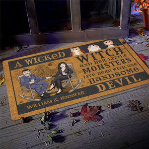 Une méchante sorcière et ses petits monstres vivent ici avec un beau diable - Tapis décoratif personnalisé - Cadeau pour couple, mari et femme, cadeau pour les amoureux des animaux, cadeau d'Halloween