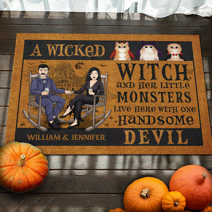 Une méchante sorcière et ses petits monstres vivent ici avec un beau diable - Tapis décoratif personnalisé - Cadeau pour couple, mari et femme, cadeau pour les amoureux des animaux, cadeau d'Halloween