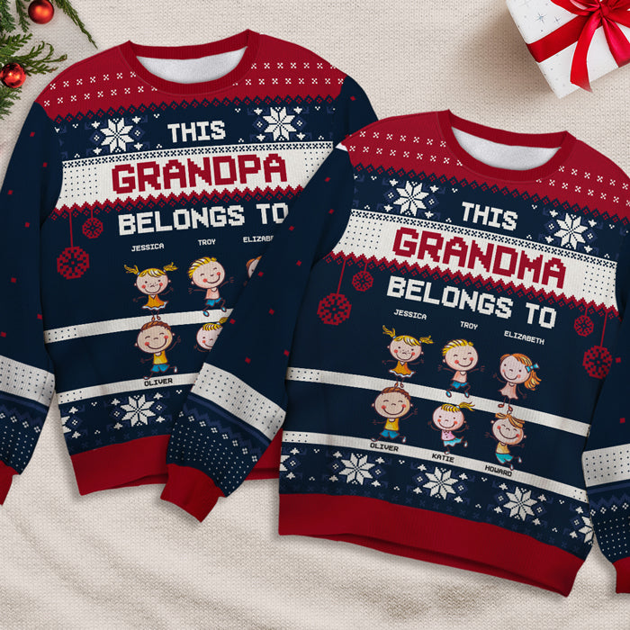 Cette grand-mère appartient à ces enfants géniaux - Sweat-shirt moche personnalisé pour la famille - Pull en laine unisexe - Cadeau de Noël pour grand-mère et grands-parents
