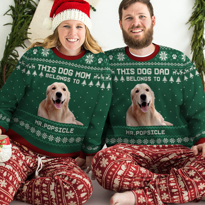 Cette maman chien appartient à - Sweat-shirt de Noël unisexe personnalisé, sweat-shirt en laine, sweat-shirt imprimé intégral - Télécharger une image, cadeau pour les amoureux des chiens, amoureux des animaux, cadeau de Noël