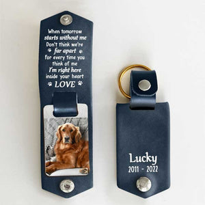 Ne pensez pas que nous sommes loin l'un de l'autre - Porte-clés personnalisé en cuir PU - Télécharger une image, cadeau commémoratif, cadeau de condoléances