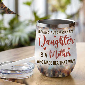 Derrière chaque fille folle se cache une mère qui l'a rendue ainsi - Cadeau pour maman, grand-mère - Verre à vin personnalisé 