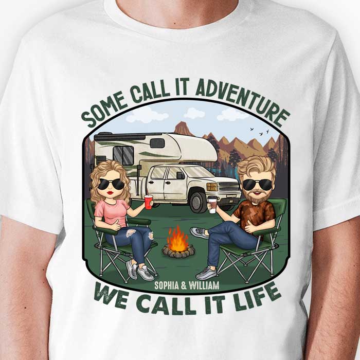 Certains l'appellent aventure, nous l'appelons vie - T-shirt unisexe personnalisé, sweat à capuche, sweat-shirt - Cadeau pour couple, mari, femme, anniversaire, fiançailles, mariage, mariage, cadeau de camping