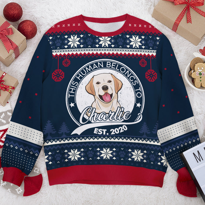 Cet humain appartient à - Sweat-shirt de Noël unisexe personnalisé, sweat-shirt en laine, sweat-shirt imprimé intégral - Télécharger une image, cadeau pour les amoureux des chiens, amoureux des animaux, cadeau de Noël