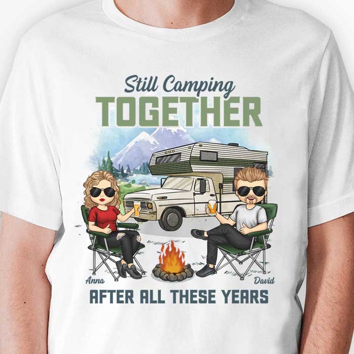 Toujours en camping ensemble après toutes ces années - T-shirt unisexe personnalisé, sweat à capuche, sweat-shirt - Cadeau pour couple, mari et femme, anniversaire, fiançailles, mariage, mariage, cadeau de camping