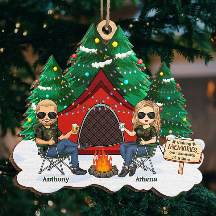 Créez des souvenirs, un camping à la fois ! Ornement personnalisé pour couple ! Forme unique en bois ! Cadeau de Noël pour mari et femme, anniversaire, amoureux du camping