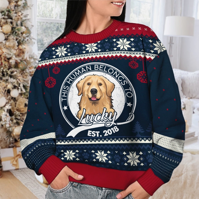 Cet humain appartient à - Sweat-shirt de Noël unisexe personnalisé, sweat-shirt en laine, sweat-shirt imprimé intégral - Télécharger une image, cadeau pour les amoureux des chiens, amoureux des animaux, cadeau de Noël