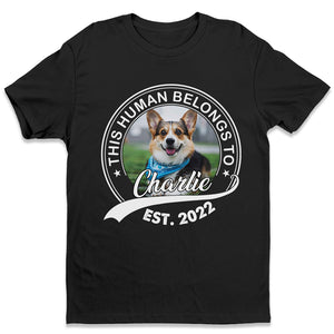 Cet humain appartient à un chien - T-shirt, sweat à capuche et sweat-shirt unisexe personnalisé pour chien - Télécharger une image, cadeau de Noël pour les propriétaires d'animaux et les amoureux des animaux