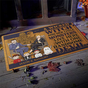 Une méchante sorcière et un beau diable vivent ici avec leurs petits monstres - Tapis décoratif personnalisé - Cadeau pour couple, mari et femme, cadeau d'Halloween