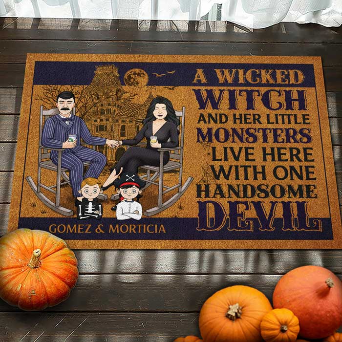 Une méchante sorcière et un beau diable vivent ici avec leurs petits monstres - Tapis décoratif personnalisé - Cadeau pour couple, mari et femme, cadeau d'Halloween