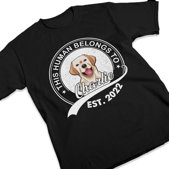 Cet humain appartient à un chien - T-shirt, sweat à capuche et sweat-shirt unisexe personnalisé pour chien - Télécharger une image, cadeau de Noël pour les propriétaires d'animaux et les amoureux des animaux