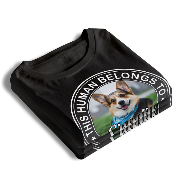 Cet humain appartient à un chien - T-shirt, sweat à capuche et sweat-shirt unisexe personnalisé pour chien - Télécharger une image, cadeau de Noël pour les propriétaires d'animaux et les amoureux des animaux