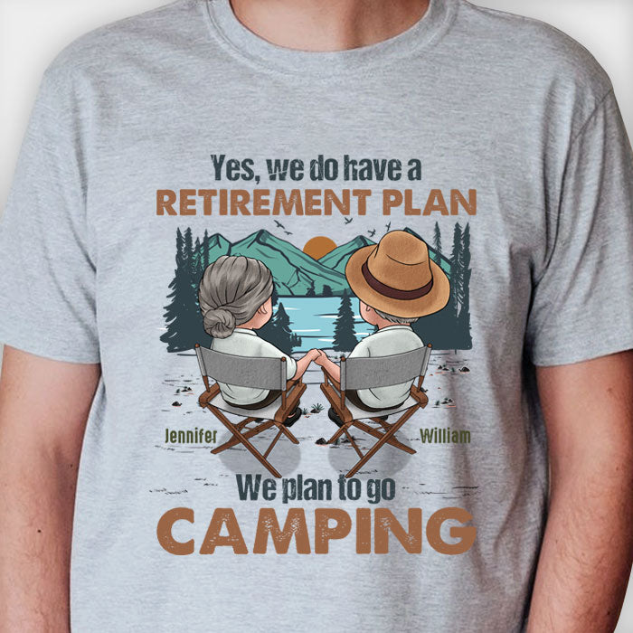Oui, nous avons un plan de retraite - T-shirt unisexe personnalisé, sweat à capuche, sweat-shirt - Cadeau pour couple, mari et femme, anniversaire, fiançailles, mariage, mariage, cadeau de camping