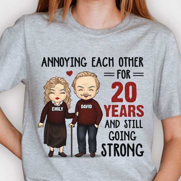 Ennuyeux depuis des années et toujours aussi fort - Cadeaux d'anniversaire, cadeau pour couples, t-shirt unisexe personnalisé