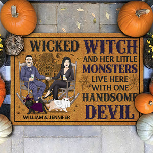 Une méchante sorcière et ses petits monstres vivent ici avec un beau diable - Tapis décoratif personnalisé - Cadeau pour couple, mari, femme, amoureux des animaux, cadeau d'Halloween