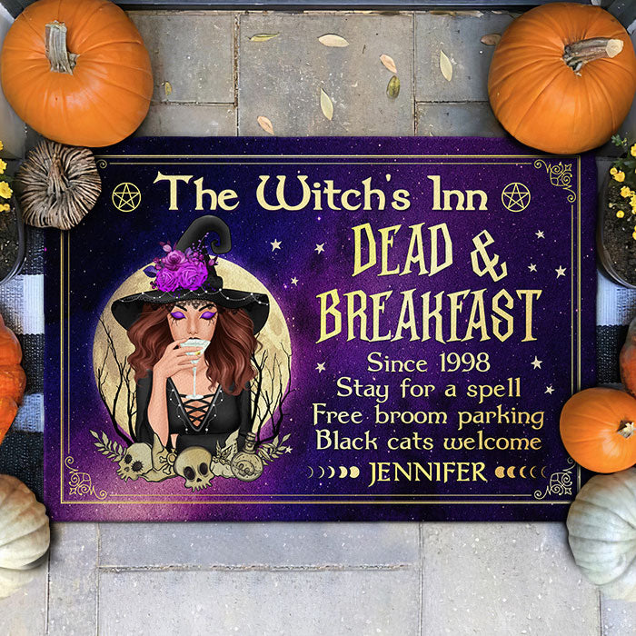 L'Auberge de la Sorcière - Dead &amp; Breakfast, Séjournez un moment, Parking gratuit pour balais - Tapis décoratif de sorcière personnalisé - Cadeau pour sorcières, Cadeau pour vous-même, Cadeau d'Halloween