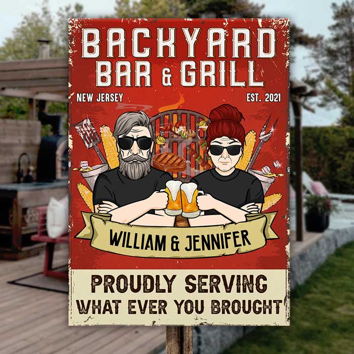 Bar et grill d'arrière-cour servant fièrement ce que vous avez apporté - Cadeau pour couples, mari et femme, plaque en métal personnalisée