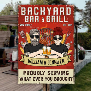 Bar et grill d'arrière-cour servant fièrement ce que vous avez apporté - Cadeau pour couples, mari et femme, plaque en métal personnalisée