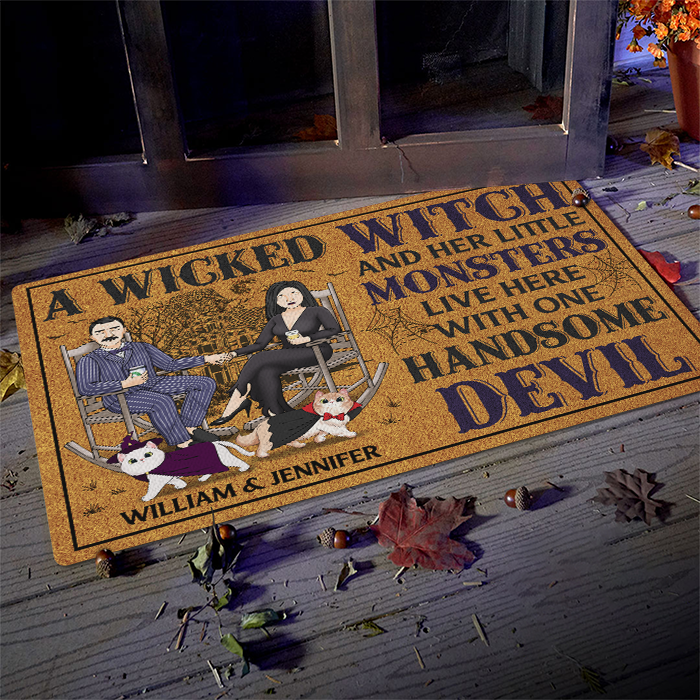 Une méchante sorcière et ses petits monstres vivent ici avec un beau diable - Tapis décoratif personnalisé - Cadeau pour couple, mari, femme, amoureux des animaux, cadeau d'Halloween