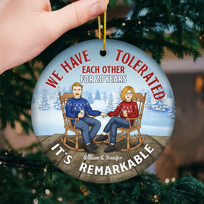 C'est remarquable que nous ayons toléré pendant des décennies - Décoration de Noël en céramique ronde personnalisée - Cadeau pour couple, mari, femme, anniversaire, fiançailles, mariage, cadeau de mariage, cadeau de Noël
