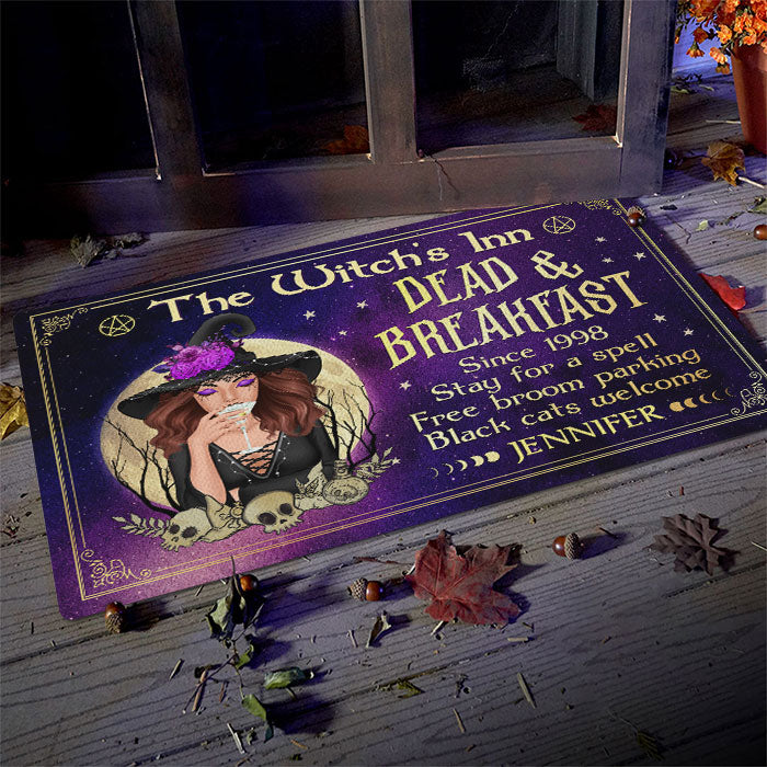 L'Auberge de la Sorcière - Dead &amp; Breakfast, Séjournez un moment, Parking gratuit pour balais - Tapis décoratif de sorcière personnalisé - Cadeau pour sorcières, Cadeau pour vous-même, Cadeau d'Halloween