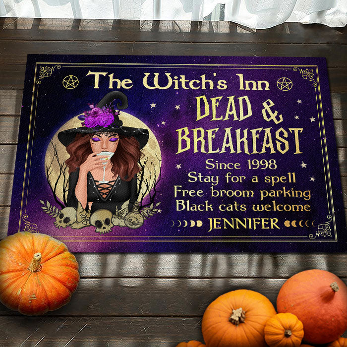 L'Auberge de la Sorcière - Dead &amp; Breakfast, Séjournez un moment, Parking gratuit pour balais - Tapis décoratif de sorcière personnalisé - Cadeau pour sorcières, Cadeau pour vous-même, Cadeau d'Halloween