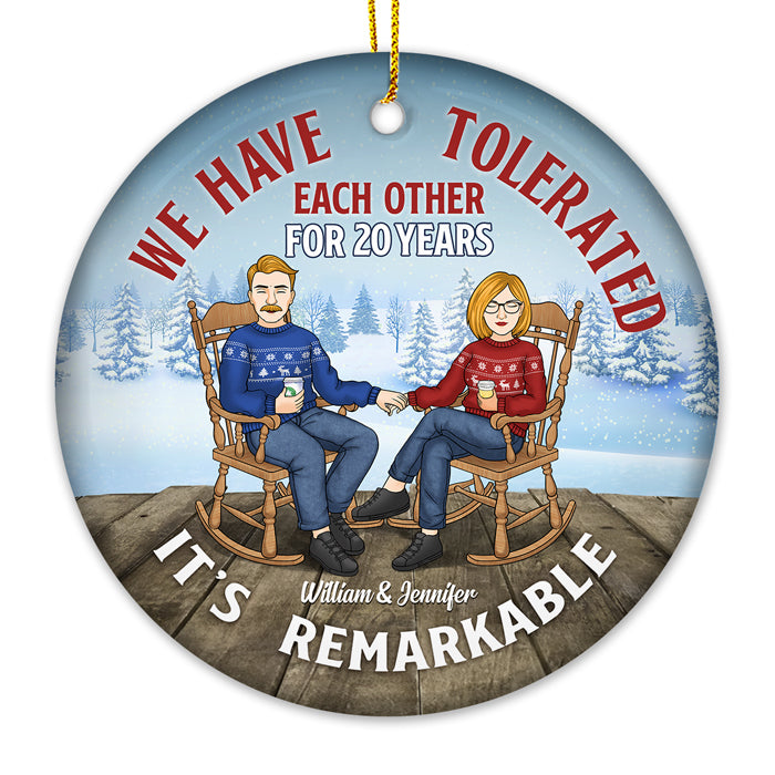 C'est remarquable que nous ayons toléré pendant des décennies - Décoration de Noël en céramique ronde personnalisée - Cadeau pour couple, mari, femme, anniversaire, fiançailles, mariage, cadeau de mariage, cadeau de Noël