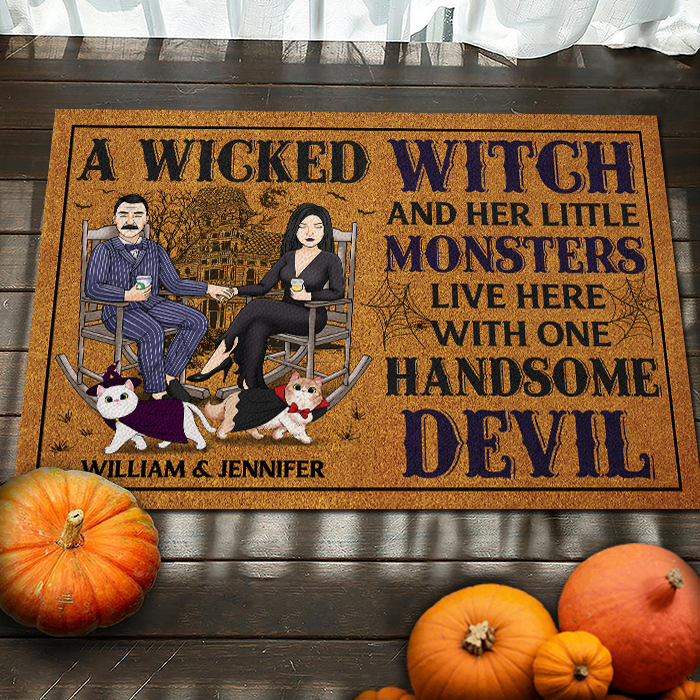 Une méchante sorcière et ses petits monstres vivent ici avec un beau diable - Tapis décoratif personnalisé - Cadeau pour couple, mari, femme, amoureux des animaux, cadeau d'Halloween