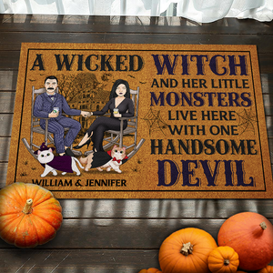 Une méchante sorcière et ses petits monstres vivent ici avec un beau diable - Tapis décoratif personnalisé - Cadeau pour couple, mari, femme, amoureux des animaux, cadeau d'Halloween