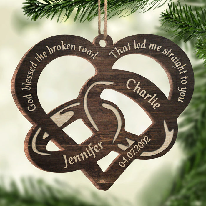 Que Dieu bénisse la route brisée - Décoration de Noël en bois personnalisée en forme de cœur - Cadeau pour couple, mari et femme, anniversaire, fiançailles, mariage, cadeau de mariage, cadeau de Noël