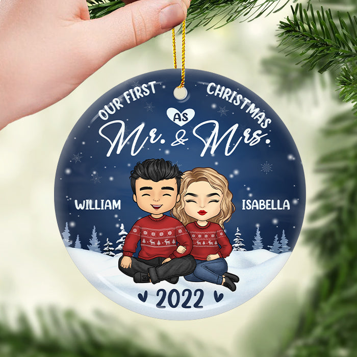 Notre premier Noël en tant que M. et Mme - Décoration de Noël ronde personnalisée en céramique - Cadeau pour couple, mari et femme, anniversaire, fiançailles, mariage, cadeau de mariage, cadeau de Noël