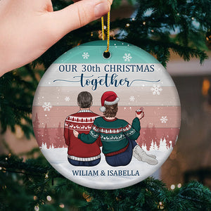 Nous célébrons Noël ensemble - Décoration de Noël ronde personnalisée en céramique - Cadeau pour couple, mari et femme, anniversaire, fiançailles, mariage, cadeau de mariage, cadeau de Noël