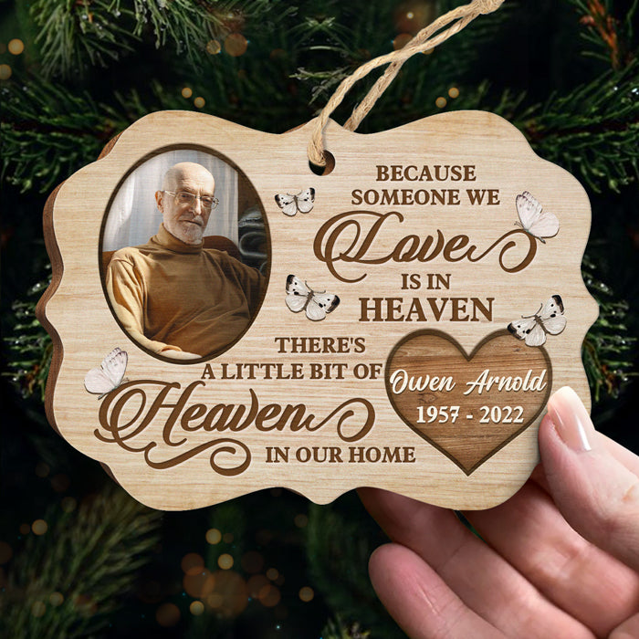 Parce que quelqu'un que nous aimons est au paradis - Ornement commémoratif personnalisé - Bois en forme de Benelux - Télécharger une image, cadeau de condoléances, cadeau de Noël pour la famille