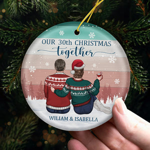 Nous célébrons Noël ensemble - Décoration de Noël ronde personnalisée en céramique - Cadeau pour couple, mari et femme, anniversaire, fiançailles, mariage, cadeau de mariage, cadeau de Noël