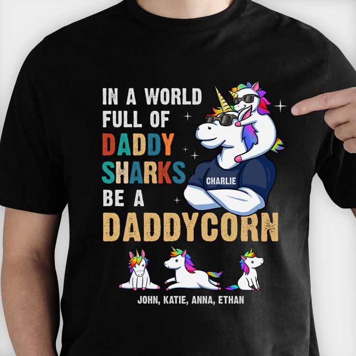 Dans un monde rempli de papa requin, soyez un papacorn - Cadeau pour papa, grand-père - T-shirt unisexe personnalisé, sweat à capuche