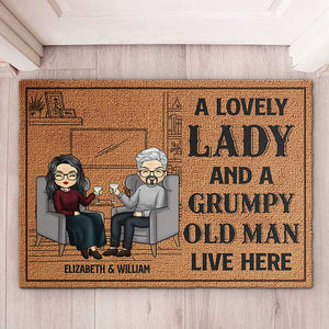 Une charmante dame et un vieil homme grincheux - Tapis décoratif personnalisé - Cadeau pour couple, mari et femme