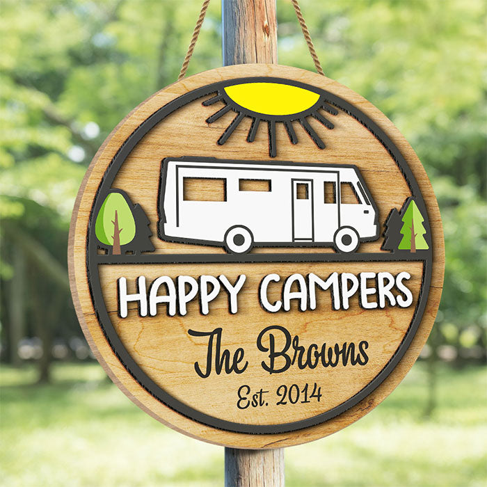 Famille de campeurs heureux - Panneau en bois personnalisé, panneau à deux couches - Cadeau pour les amateurs de camping