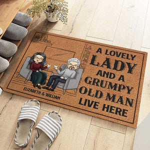 Une charmante dame et un vieil homme grincheux - Tapis décoratif personnalisé - Cadeau pour couple, mari et femme