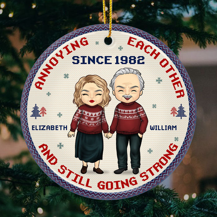 Ornement de Noël rond personnalisé en céramique « S'agacer les uns les autres » - Cadeau pour couple, mari et femme, anniversaire, fiançailles, mariage, cadeau de mariage, cadeau de Noël